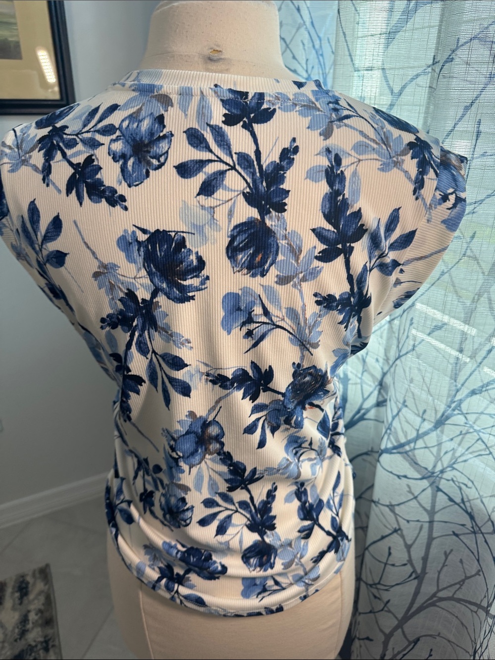 Rachel Roy Floral Short Sleeve Top in Cream & Blue Size Medium - Picture 4 of 6